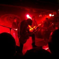 King Tut's Wah Wah Hut - The stage in full use