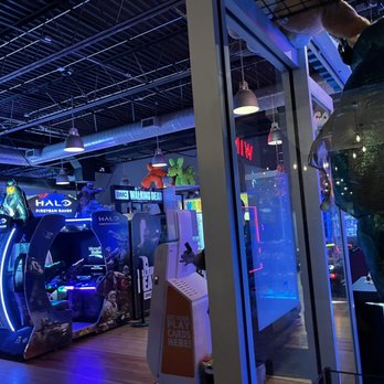 Palasad Wonderland - people playing video games - Bowling Near Me - London, Ontario Palasad Wonderland - people playing video games - Bowling Near Me - London, Ontario