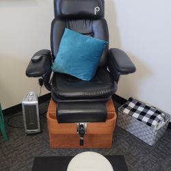Nail Spice by Ginger - Spa pedicures station complete with a massaging chair and relaxing foot bath