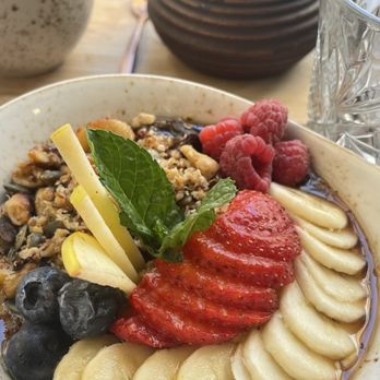Byoko - Greek yogurt topped with fresh fruits and home made granola (gluten free) with drizzle of maple syrup. - Coffee & Tea Near Me - Málaga, Massachusetts