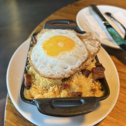 The Ainsworth - Bacon Mac & Cheese with fried egg