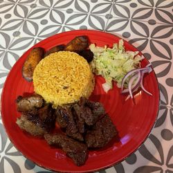 Las Kangris - Steak tips with rice, veggies & soft plantain.