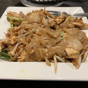 Salween Thai - Sizzling chicken Pad Thai - Thai Near Me - Omaha, Nebraska Salween Thai - Sizzling chicken Pad Thai - Thai Near Me - Omaha, Nebraska