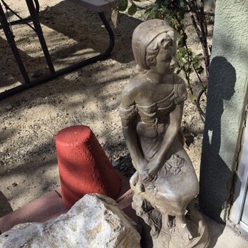 California Inn - Picnic table and statue - Hotels Near Me - Barstow, California California Inn - Picnic table and statue - Hotels Near Me - Barstow, California