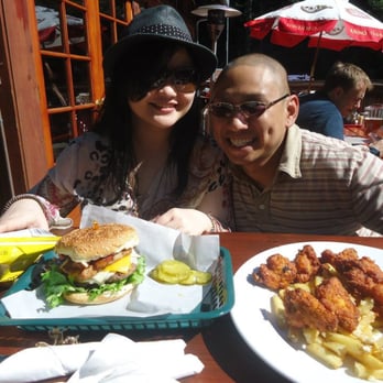 Alice's Restaurant - Happy eaters on a beautiful June day - Diners Near Me - Woodside, California