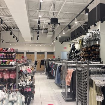Jeans Warehouse - nail polish & closed fitting rooms - Women's Clothing Near Me - Kahului, Hawaii