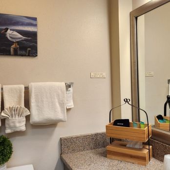 Canterbury Inn - Clean bathroom - Hotels Near Me - Ocean Shores, Washington Canterbury Inn - Clean bathroom - Hotels Near Me - Ocean Shores, Washington