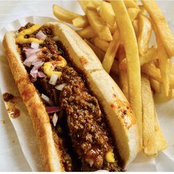 Chili Dog - Chilidog and crispy fries topped with mustard and Spanish onions