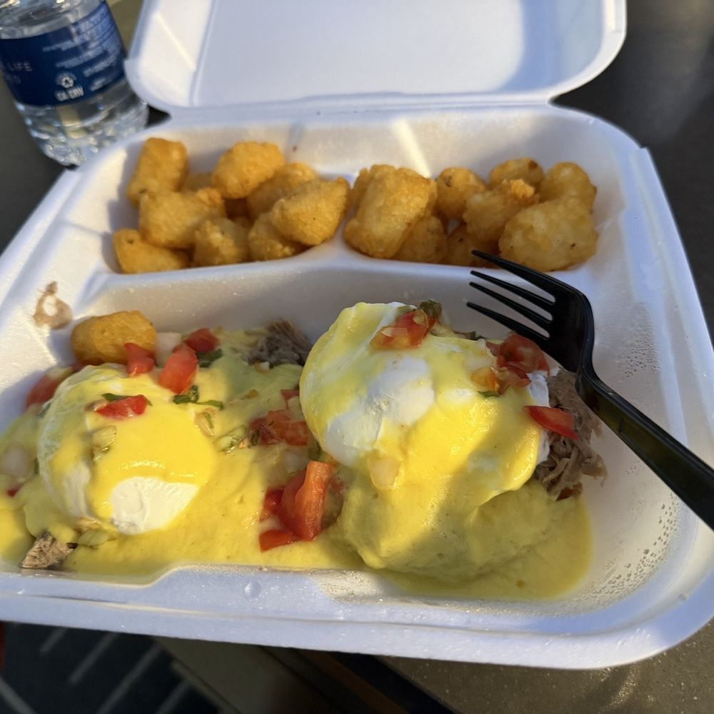 Kalua pork benedict