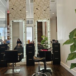 EDIT SALON - New to Houston,  coming in for roots touch up and a blow out! Super cute place