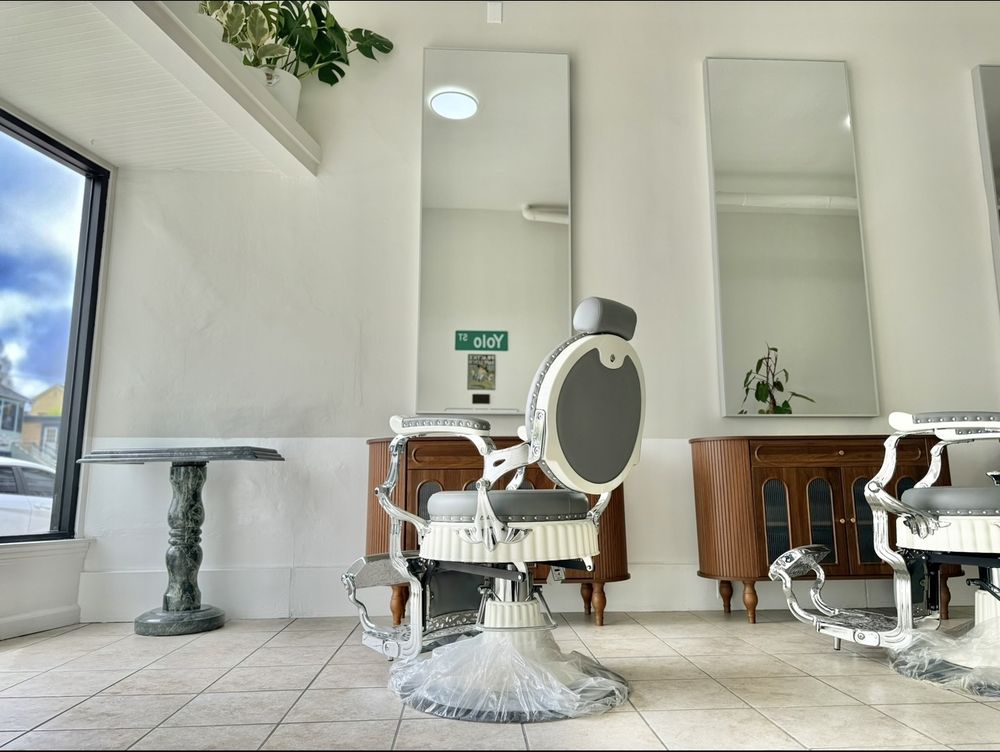 Metro Barbers And Beauty Logo