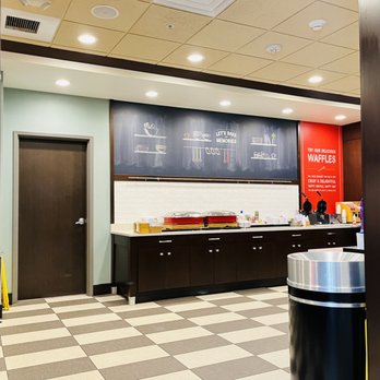 Hampton Inn & Suites Bend - Breakfast - Hotels Near Me - Bend, Oregon