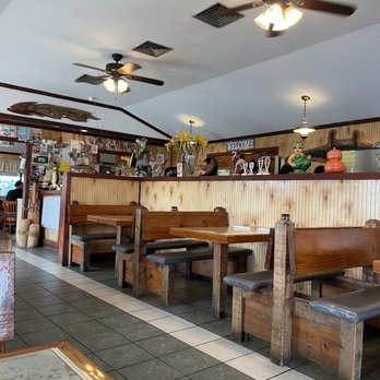 Island Cafe - a view of the dining area - Seafood Near Me - Everglades, Florida