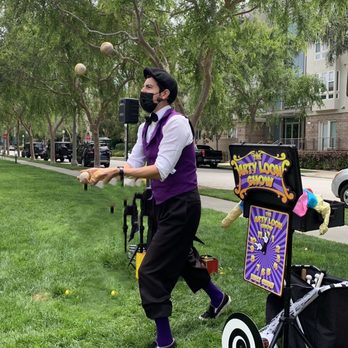 The Arty Loon Show! - Magicians Near Me