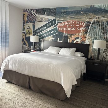 Hotel Versey Chicago Lincoln Park - King size bed - Hotels Near Me - Chicago, Illinois