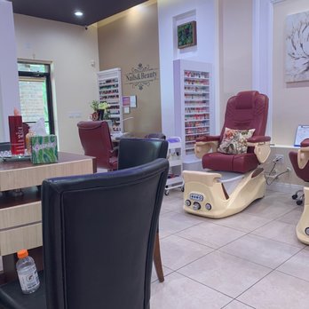 Amiana Nails Lounge - Clean - Nail Salons Near Me - Upland, California