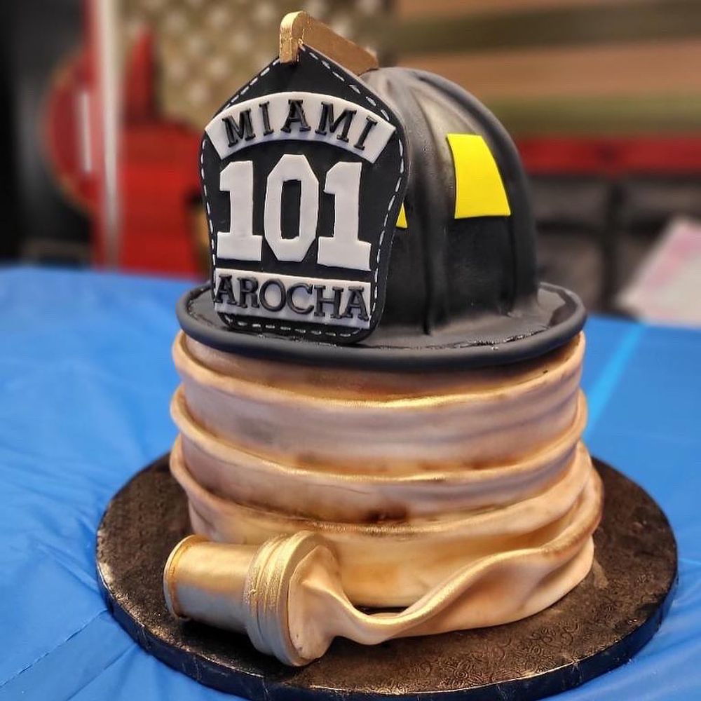 Cakes By Lissette Logo