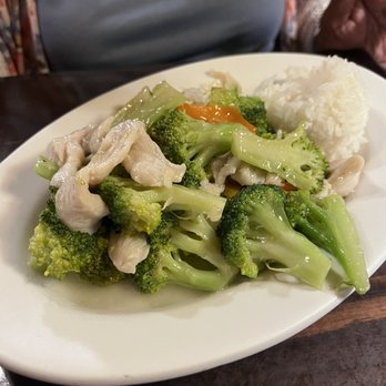 Dragon Inn Restaurant - Brocoli Chicken - Chinese Near Me - Mount Vernon, Washington Dragon Inn Restaurant - Brocoli Chicken - Chinese Near Me - Mount Vernon, Washington