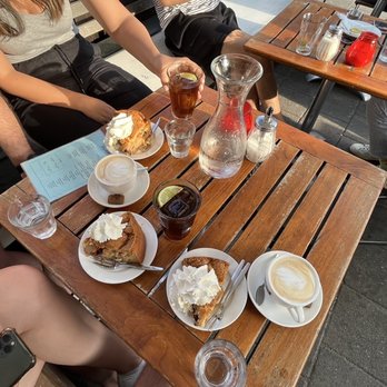 Winkel 43 - Apple pies and cappuccinos - Desserts Near Me - Amsterdam, New Hampshire