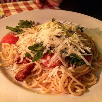 Mia Toscana - Spaghetti mit getrockneten Tomaten, Cherrytomaten und Ruccola - Italian Near Me - Berlin, BE Mia Toscana - Spaghetti mit getrockneten Tomaten, Cherrytomaten und Ruccola - Italian Near Me - Berlin, BE