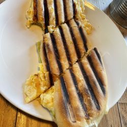 Fritzi Massary - Veggie breakfast croissant sandwich