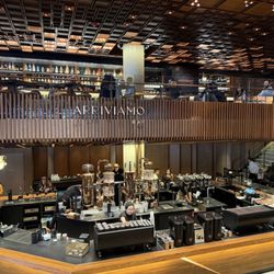 Starbucks Reserve Roastery - Express bar with the real thing above