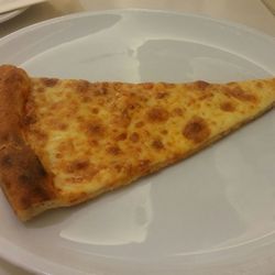 Pizzeria Latina im Forum - Sehr dünn, aber schmeckt trotzdem einigermaßen.