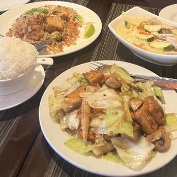 Khao San Thai Kitchen - Pad Thai, yellow curry, mixed veg ... garden delight? All delicious! - Thai Near Me - Calgary, Alberta