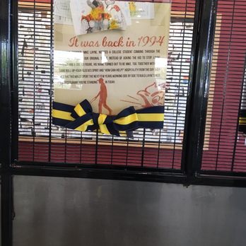Layne's Chicken Fingers - Decor - Fast Food Near Me - Lewisville, Texas