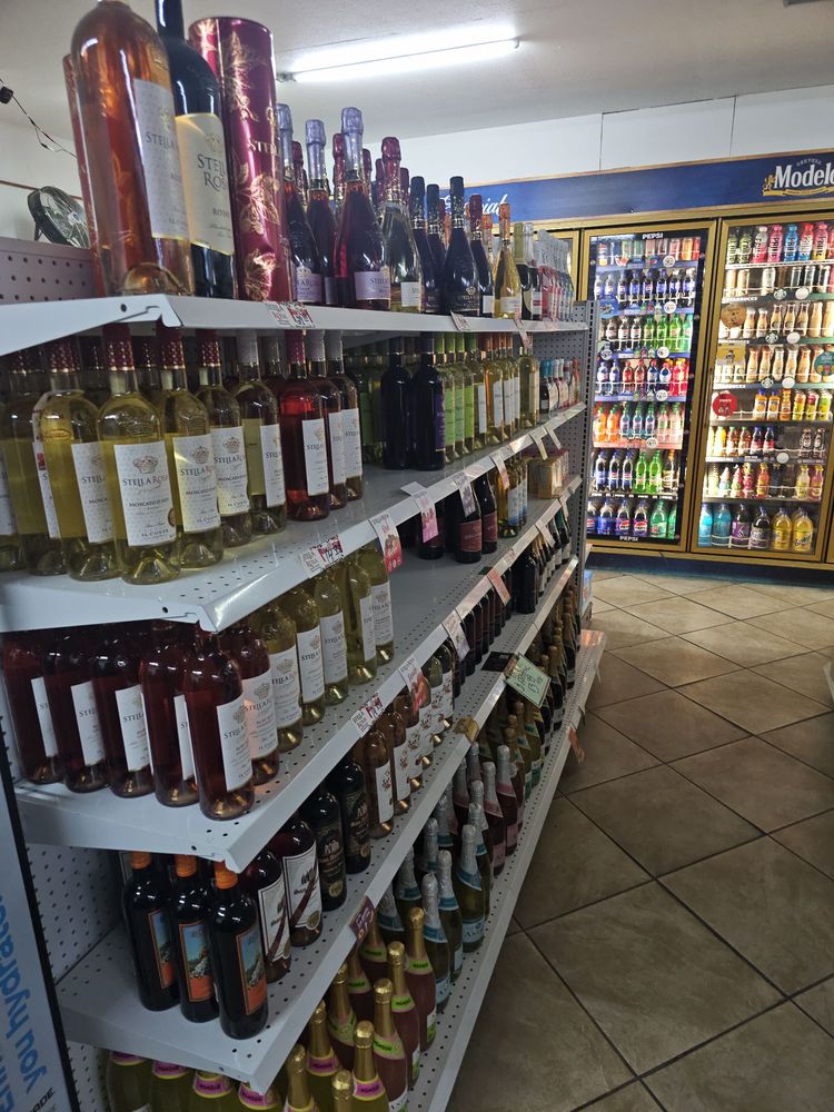 Divine's Market & Liquor Store Logo