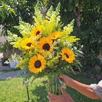 Love's Flowers - Sun flower arrangement. - Florists Near Me - Los Angeles, California