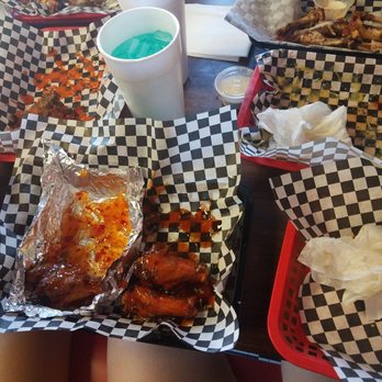 Valley Wings - Ordered 35 wings 5 different flavors all just as good as the next! Kool aid is on point just the right amount of sugar! - Chicken Wings Near Me - Phoenix, Arizona