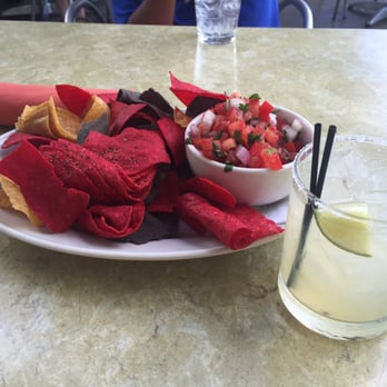 Bardenay Restaurant & Distillery - Eagle - Chips and pico and margarita - New American Near Me - Eagle, Idaho