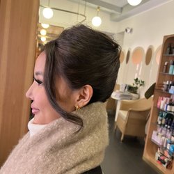 Saravy - Visiting paris from US, got my hair done here, she was so fast and it turned out perfect! Highly recommend for updos.