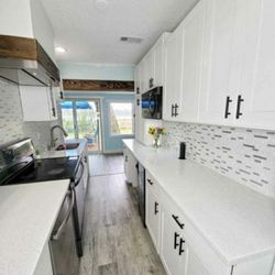 A & J Marble - Kitchen 
Material: Quartz / Sparkling White