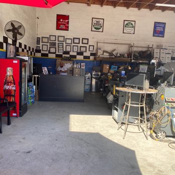 Doctor Smog - Waiting area, desk and service bay - Smog Check Stations Near Me - Reseda, California