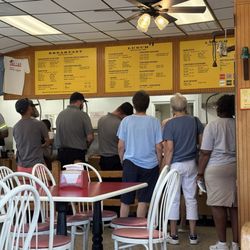 Dallas Famous Chicken and Biscuits - Long line goes fast