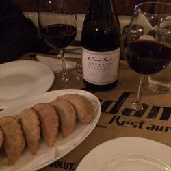 El Ciudadano - Empanaditas e pinot noir cono sur. Bom demais!