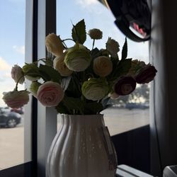 Beautiful decor adding a relaxing touch inside Da Vi Nails.