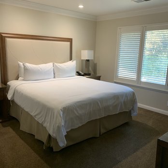 Silverado Resort - Bedroom with comfortable bed - Resorts Near Me - Napa Valley, California Silverado Resort - Bedroom with comfortable bed - Resorts Near Me - Napa Valley, California