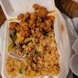Fried Rice and a side of chicken with zuchini and mushrooms.. Fried Rice and a side of chicken with zuchini and mushrooms..