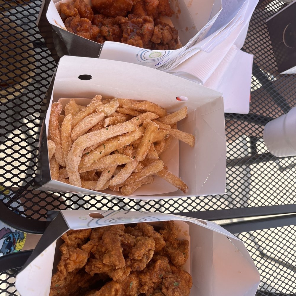 Boneless thighs soy garlic and spicy marinade and white cheese fries Boneless thighs soy garlic and spicy marinade and white cheese fries