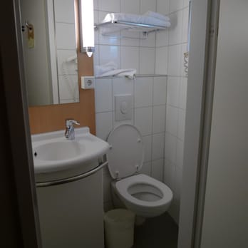 Ibis Amsterdam Centre Hotel - Small but perfectly formed bathroom. - Hotels Near Me - Amsterdam, New Hampshire Ibis Amsterdam Centre Hotel - Small but perfectly formed bathroom. - Hotels Near Me - Amsterdam, New Hampshire