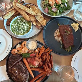 Earls Kitchen + Bar - Canadian (New) Near Me - Burnaby, British Columbia
