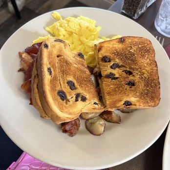 Pignone's Café - Scrambled eggs, potatoes, and toast - Breakfast & Brunch Near Me - Stoneham, Massachusetts
