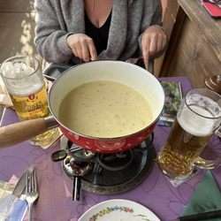 Hotel Alpenhof - Beer and fondue!