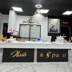 Q Nails & Spa - Front desm