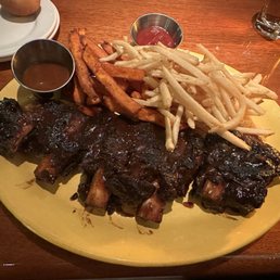 Ribs with fries