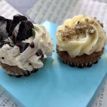 Lola's Cupcakes - Cookies n' cream and carrot cake minis - Cupcakes Near Me - London, XGL