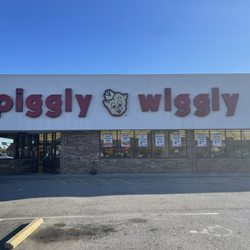 Piggly Wiggly - Parking lot and exterior